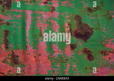 Rostige Metallstruktur, mit alter Farbe, Rost und oxidiertem Metallhintergrund überzogen. Alte Metallplatte Stockfoto