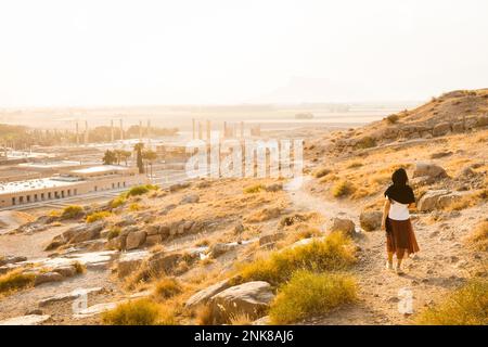 Touristenspaziergang zur antiken Persepolis - persische Stadt im Süd-Iran. Berühmtes Reiseziel im Nahen Osten Stockfoto