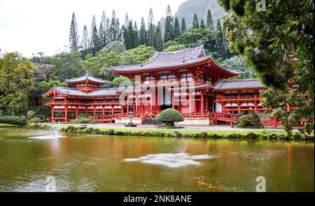 Kahaluu, Oahu, Hawaii, USA - 7. Februar 2023: Der Byodo-in-Tempel, ein nicht konfessionsgebundener buddhistischer Tempel auf Oahu, ist eine Nachbildung eines alten japanischen Tempels Stockfoto