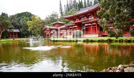 Kahaluu, Oahu, Hawaii, USA - 7. Februar 2023: Der Byodo-in-Tempel, ein nicht konfessionsgebundener buddhistischer Tempel auf Oahu, ist eine Nachbildung eines alten japanischen Tempels Stockfoto