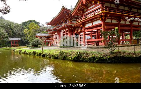 Kahaluu, Oahu, Hawaii, USA - 7. Februar 2023: Der Byodo-in-Tempel, ein nicht konfessionsgebundener buddhistischer Tempel auf Oahu, ist eine Nachbildung eines alten japanischen Tempels Stockfoto