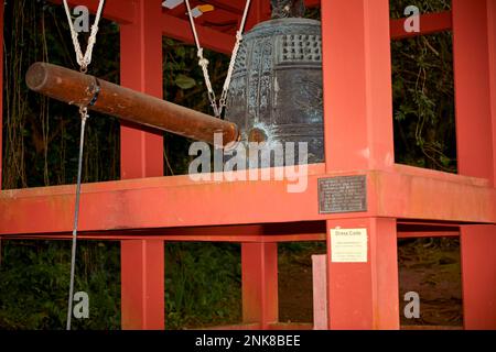 Kahaluu, Oahu, Hawaii, USA - 7. Februar 2023: Die heilige Glocke im Byodo-in-Tempel, ein nicht konfessionsgebundener buddhistischer Tempel auf Oahu, ist eine Nachbildung einer Antike Stockfoto