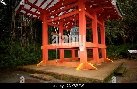 Kahaluu, Oahu, Hawaii, USA - 7. Februar 2023: Die heilige Glocke im Byodo-in-Tempel, ein nicht konfessionsgebundener buddhistischer Tempel auf Oahu, ist eine Nachbildung einer Antike Stockfoto