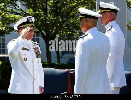 Chef der Marineeinsätze Michael Gilday, salutiert Konteradmiral John Korka während der Zeremonie zum Kommandowechsel des Naval Facilities Engineering Systems Command (NAVFAC), bei der Konteradmiral Dean Vanderley Korka als Befehlshaber der NAVFAC und Leiter der Bauingenieure ablöste. Vanderley ist die USA 46. NAVFAC-Befehlshaber und Leiter des Bauingenieurs der Navy. Stockfoto