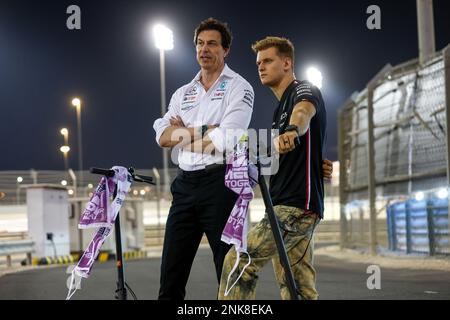 WOLFF Toto (aut), Teamleiter und CEO des Mercedes AMG F1 Teams, Portrait SCHUMACHER Mick (ger), Reserve Driver des Mercedes AMG F1 Teams, Portrait während der Formel-1-Armco-Vorsaison-Tests 2023 der FIA Formel-1-Weltmeisterschaft 2023 vom 23. Bis 25. Februar, 2023 auf der Bahrain International Circuit in Sakhir, Bahrain – Foto-DPPI Stockfoto