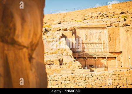 Persepolis, Iran - 8. juni 2022: Malerische Felsformationen in der Ausgrabungsstätte von Persepolis. Die persische Stadt bleibt und das historische Konzept Stockfoto