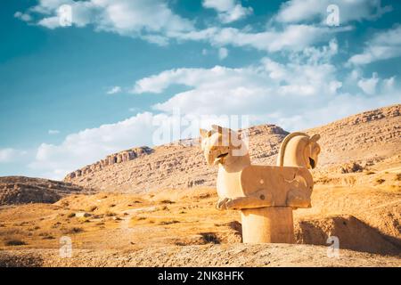 Persepolis, Iran - 8. juni 2022: Zweiköpfige Griffin-Statue in einer alten Stadt Persepolis, Iran, ca. August 2012. Stockfoto