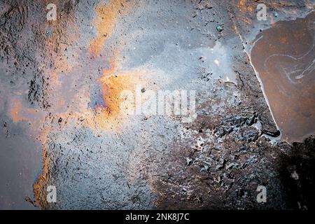 Glatter Industrietreibstoff, der Wasser verunreinigt. Wasser mit Benzin- und Ölflecken. Stockfoto