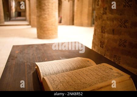 Buchen Sie auf arabisch in der Masjed-e Jameh Moschee. Stockfoto