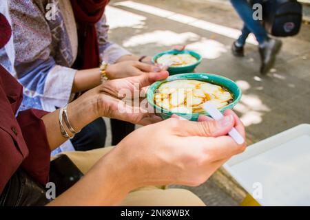 Touristen probieren besondere traditionelle lokale Wüste in Isfahan Stockfoto