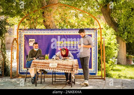 Isfahan, Iran – iraner sitzen im Innenhof der Isfahan Jame-Moschee und lernen Symbole in Farsi-Sprache zu schreiben Stockfoto