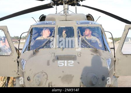 Major David Swan, Commander und UH-60 Blackhawk Pilot, links, Und Chief Warrant Officer 3 Danny Randolph, UH-60 Blackhawk Pilot, beide vom 1-230. Attack Helicopter Battalion, Tennessee Army National Guard, führen am 12. August 2022 Vorflugkontrollen für eine anstehende Luftangriffsmission im Rahmen von Northern Strike in Grayling, Michigan, durch. Northern Strike ’22 bringt etwa 7.400 Teilnehmer aus 19 Staaten und vier Koalitionsländern nach Nord-Michigan, um die Bereitschaft und Interoperabilität mehrteiliger, multinationaler und interinstitutioneller Partner vom 6. Bis 20. August 2022 in der Nati zu validieren Stockfoto