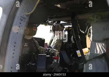 Major David Swan, Befehlshaber des Angriffs-Helikopter-Bataillons 1-230., Blackhawk Pilot, Left, und Chief Warrant Officer 3 Danny Randolph, UH-60 Blackhawk Pilot, beide zusammen mit der Nationalgarde Tennessee führen am 60 12. August 2022 Vorflugkontrollen für eine anstehende Luftangriffsmission während des Northern Strike in Grayling, Michigan, durch. Northern Strike ’22 bringt etwa 7.400 Teilnehmer aus 19 Staaten und vier Koalitionsländern nach Nord-Michigan, um die Bereitschaft und Interoperabilität mehrteiliger, multinationaler und interinstitutioneller Partner vom 6. Bis 20. August 2022 bei The National zu validieren Stockfoto