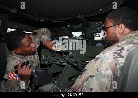 PFC. Jayden Redmond, Funker, Left, und Sergeant Nickolas Henry, kämpfen gegen den nicht kommissionierten Offizier der 29. Kampfluftfahrtbrigade, Maryland Army National Guard, führen am 12. August 2022 während Northern Strike 22 im Camp Grayling, Michigan, einen Funkcheck durch. Die von Oberst Richard Ferguson angeführte 29. Combat Aviation Brigade verfügt über etwa 100 Soldaten der Nationalgarde der Maryland Army, die während des Northern Strike 22 vom 6. Bis 20. August 2022 Befehls- und Kontrollkapazitäten für alle Bereiche bereitstellten. Stockfoto