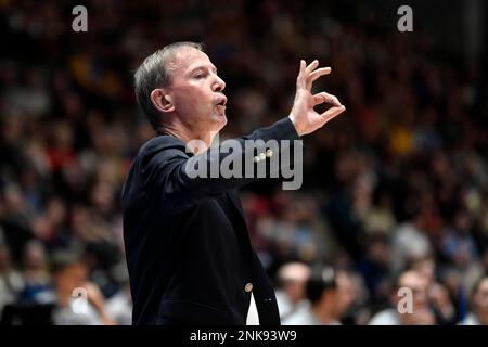 Pardubice, Tschechische Republik. 23. Februar 2023. Coach of France Vincent Collet Gesten während des Qualifikators der Männer Basketball-Weltmeisterschaft 2023, Gruppe K, Spiel Tschechische Republik gegen Frankreich, am 23. Februar 2023 in Pardubice, Tschechische Republik. Kredit: Josef Vostarek/CTK Photo/Alamy Live News Stockfoto