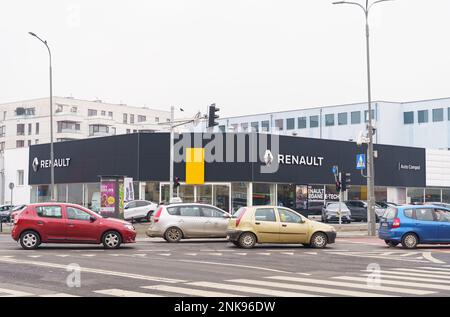 Poznan, Polen - 20. Januar 2023: Renault Car Showroom im Stadtzentrum, vor dem Ausstellungsraum befindet sich eine Kreuzung, auf der Autos fahren. Stockfoto