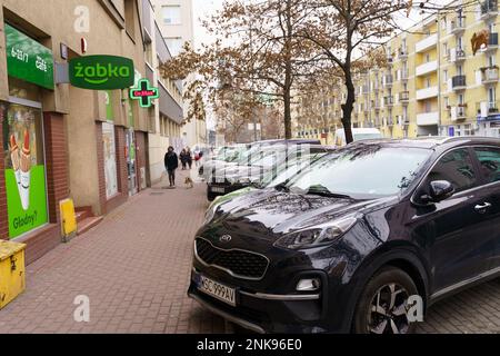 Posen, Polen - 20. Januar 2023: Autos stehen auf einem Parkplatz auf einer Straße in der Nähe eines Cafés in Zabka Stockfoto