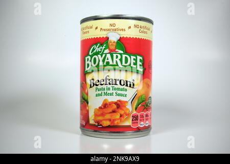 New York, NY - 5. Oktober 2021: Der beliebte amerikanische Markenkoch Boyardee Beefaroni kann auf weißem Hintergrund isoliert werden Stockfoto