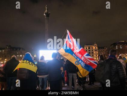 Trafalgar Square, London, Großbritannien. 23. Februar 2023 Am Vorabend des 1. Jahrestags der Invasion Russlands findet eine Nachtwache für die Ukraine auf dem Trafalgar Square statt. Kredit: Matthew Chattle/Alamy Live News Stockfoto