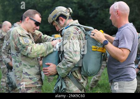 Die US Army Rangers vom 5. Ranger Training Battalion bereiten sich auf ihren vierteljährlichen obligatorischen Sprung von einem Blackhawk vor. Jumpmaster untersuchen Fallschirmjäger gründlich, bevor sie mit dem Fuß in ein Flugzeug steigen, um sicherzustellen, dass ihr Fallschirm dem Standard entspricht, bevor sie springen. Die Inspektion wird jedes Mal durchgeführt, wenn ein Fallschirmspringer vor dem Springen einen Fallschirm auflegt. 5. RTB, Airborne, US Army Ranger, Stockfoto