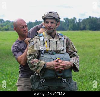 Ein Ranger vom 5. Ranger-Ausbildungsbataillon wird von einem Sprungmeister inspiziert. Ein Jumpmaster ist ein erfahrener Fallschirmjäger, der jeden Sprung inspiziert, bevor er ein Flugzeug namens Jumpmaster Personal Inspection (JMPI) ausspringt. Die JMPI besteht aus einer Reihe von Überprüfungen, die der Jumpmaster an jedem Jumper durchführen muss, indem er das Fallschirmpaket auf der Rückseite des Jumpers, den an der Vorderseite getragenen Reservefallschirm und die statische Leitung überprüft. 5. RTB, Airborne, US Army Ranger, Stockfoto