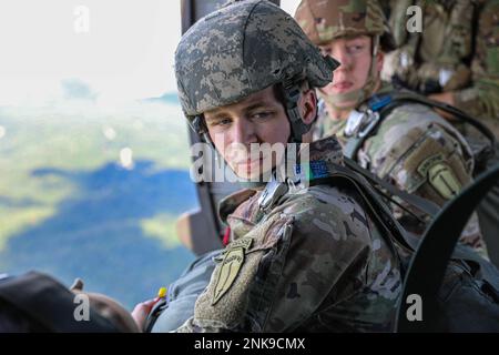 Ein Fallschirmjäger des 5. Ranger Training Battalion (RTB) bereitet sich darauf vor, aus einem Blackhawk zu springen. Ein Kader-Mitglied des 5. RTB bereitet sich darauf vor, den Blackhawk zu verlassen, um seinen vierteljährlichen Sprung durchzuführen, um mit seinen Springqualifikationen auf dem Laufenden zu bleiben. Fallschirmjäger müssen viermal im Jahr springen, die RTB ermöglicht es Springern, mehrere Sprünge zu machen, um ihr Boot zu beherrschen. 5. RTB, Airborne, US Army Ranger, Stockfoto