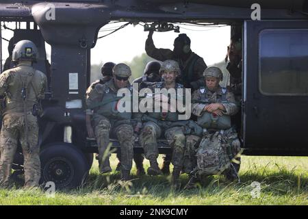 Rangers vom 5. Ranger-Training-Bataillon bereiten sich auf ihren vierteljährlichen obligatorischen Sprung von einem Blackhawk vor. Luftlandesoldaten, egal in welcher Einheit sie sich befinden, müssen mindestens viermal im Jahr springen, um über ihren Luftlandestatus auf dem Laufenden zu bleiben. Diese Lehrer genießen es, sich einen Tag frei von der Arbeit zu nehmen und mit ihren anderen Lehrern zu springen. 5. RTB, Airborne, US Army Ranger, Stockfoto