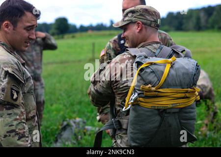 US Army Rangers vom 5. Ranger-Ausbildungsbataillon stellen sich auf, um einen Luftsprung durchzuführen. Rangers stellen sich an, um ihren vierteljährlichen, mandatierten Sprung durchzuführen. Diese Ausbilder halten den Standard aufrecht und bleiben über das Jahr auf dem Laufenden. 5. RTB, Airborne, US Army Ranger, Stockfoto