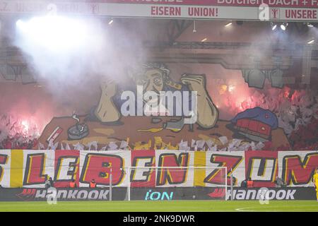 BERLIN, DEUTSCHLAND - FEBRUAR 23: Fans des FC Union Berlin während des Europa League Play-off, 2.-Bein-Match zwischen dem FC Union Berlin und Ajax im Stadion an der alten Forsterei am 23. Februar 2023 in Berlin (Foto: Patrick Goosen/Orange Pictures) Stockfoto