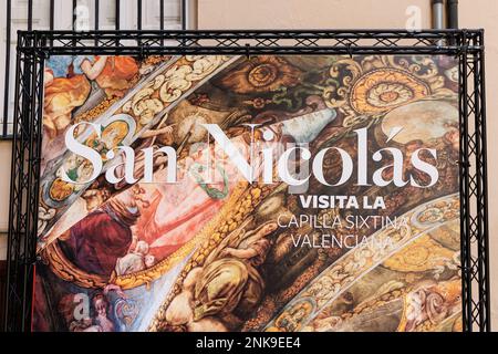 Hintereingang der antiken Kirche San Nicolás de Bari und San Pedro Mártir in Valencia, Spanien. Stockfoto