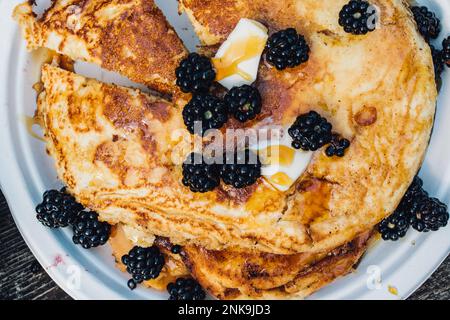 Von oben nach unten: Pfannkuchen mit Brombeeren, Ahornsirup, Butter Stockfoto