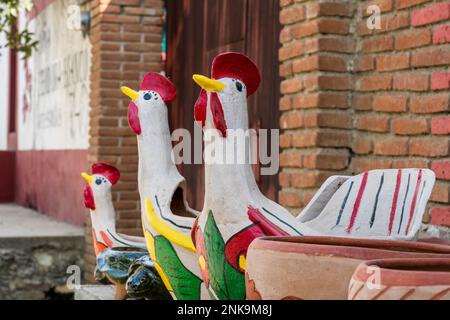 Keramik-Hähnchen-Pflanztöpfe zum Verkauf in der Werkstatt der Familie Teodora Blanco in Santa Maria Atzompa, Oaxaca, Mexiko. Stockfoto