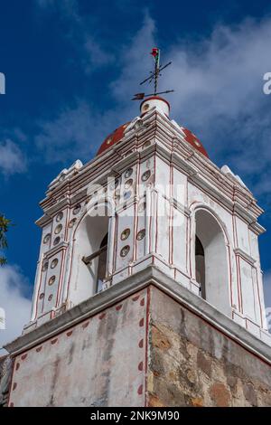 Glockenturm der spanischen Kolonialkirche San Miguel Archangel in San Miguel, Oaxaca, Mexiko. Stockfoto