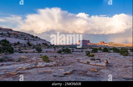 In der Sommermonsun-Wüste bilden sich über dem Monitor und den Merrimac Buttes Sturmwolken. Moab, Utah. Stockfoto