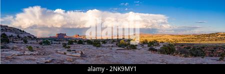 In der Sommermonsun-Wüste bilden sich über dem Monitor und den Merrimac Buttes Sturmwolken. Moab, Utah. Stockfoto