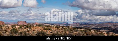 Ein Blick auf das Canyon Country im Südosten von Utah in der Nähe der Stadt Moab, Utah. Auf der linken Seite befinden sich Monitor und Merrimac Buttes. Im Hintergrund ist die sa Stockfoto