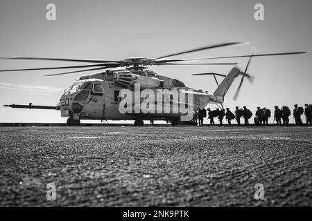 220812-N-PC065-3055 OSTSEE (AUG 12, 2022) – US-Marineinfanteristen, die an die Marine Expeditionary Unit (MEU) 22. angeschlossen sind, werden auf dem Flugdeck des Amphibientransportschiffes USS Arlington (LPD 24) der Marine Medium Tiltrotor Squadron (VMM) 263 (rein.) auf einen CH-53E Super Hengst-Hubschrauber geladen, der dem Marine Medium Tiltrotor Squadron (VMM) zugewiesen wurde. Während des Flugbetriebs in der Ostsee, 12. August 2022. Die Kearsarge Amphibious Ready Group und 22. MEU, unter dem Kommando und der Kontrolle der Task Force 61/2, befinden sich im geplanten Einsatzgebiet der US Naval Forces Europe, das von der Sechsten Flotte der USA eingesetzt wird, um zu entschärfen Stockfoto