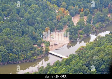 Auswirkungen des Erholungsgebiets durch Überschwemmungen am Carr Creek Lake, Sassafras, Kentucky, 12. August 2022. U.S. Army Corps of Engineers Great Lakes und Ohio River Division Commander Brig. Gen. Kimberly Peeples, zusammen mit Mitarbeitern der Great Lakes and Ohio River Division und des Louisville District, untersuchen die Überschwemmungsschäden im Osten von Kentucky am 12. August 2022 an Bord eines UH-60 Black Hawk, der von der US Army Reserve 244. ECAB aus Fort Knox geflogen wurde. Diese Überführung ermöglichte es der Division und der Bezirksleitung, eine wahre Perspektive auf das Ausmaß der Schäden zu erhalten, die durch die historischen Überschwemmungen hinterlassen wurden, die den Osten beeinflussten Stockfoto