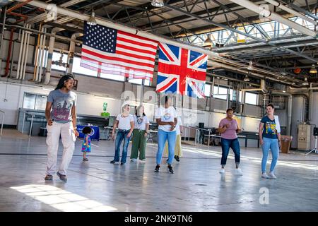 Die Teilnehmer tanzen während des Diversity Day auf der RAF Alconbury, England, 12. August 2022. Am Tag der Vielfalt wurden verschiedene Kulturen von 501. Mitgliedern des Kampfverbandes gefeiert. Gleichzeitig wurden Flugzeuge und Familienmitglieder über den Wert und die Beiträge von Menschen aus allen Gesellschaftsschichten aufgeklärt. Stockfoto