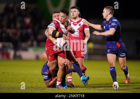 Tyler Dupree von Salford Red Devils wird während des Spiels der Betfred Super League im AJ Bell Stadium in Salford von Kane Linnett und Elliot Minchella von Hull KR angegriffen. Foto: Donnerstag, 23. Februar 2023. Stockfoto