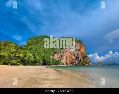 Sandstrand, blauer Himmel, klares Wasser am Phra Nang Höhlenstrand, Railay, Krabi Provinz, Thailand Stockfoto