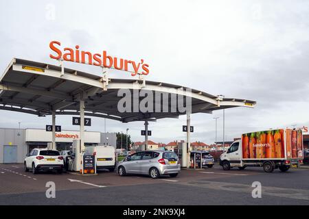 Sainsbury's Tankstelle neben einem sainsbury's Supermarkt, Prestwick, Schottland, Großbritannien Stockfoto