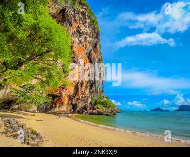 Sandstrand, blauer Himmel, klares Wasser am Phra Nang Höhlenstrand, Railay, Krabi Provinz, Thailand Stockfoto