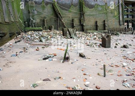 Kieselsteine, Felsen und Trümmer am nördlichen Ufer der Themse bei Ebbe in London, England Stockfoto