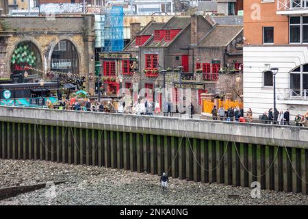 Anker Bankside Pub und felsiges Flussbett der Themse bei Ebbe im Londoner Stadtteil Southwark Stockfoto