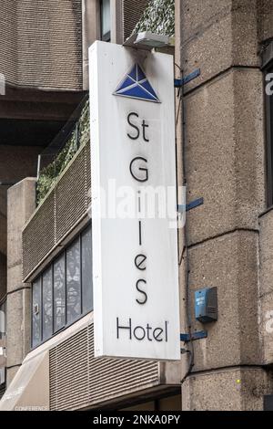 St Giles Hotel-Schild auf der Bedford Avenue in London, England Stockfoto