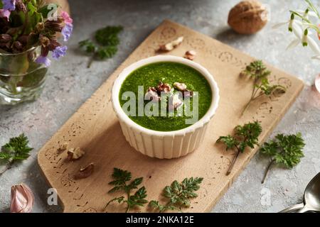 Grünes Pesto aus frischen KuhPetersilie-Blättern, die im Frühjahr gesammelt wurden, und Walnüssen Stockfoto