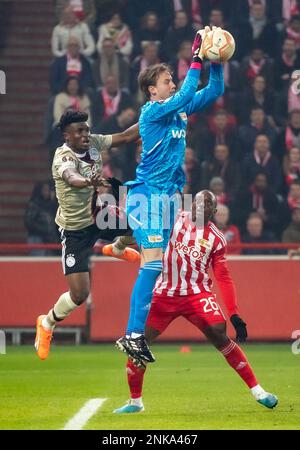 Berlin, Deutschland. 23. Februar 2023. Fußball: Europa League, 1. FC Union Berlin - Ajax Amsterdam, K.O.-Runde, mittlere Runde, zweite Beine, an der Alten Försterei. Berliner Torhüter Frederik Rönnow (M) fängt einen Ball. Kredit: Andreas Gora/dpa/Alamy Live News Stockfoto