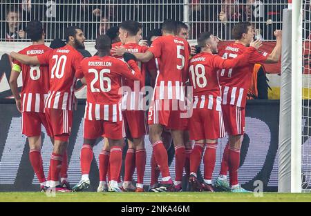 Berlin, Deutschland. 23. Februar 2023. Fußball: Europa League, 1. FC Union Berlin - Ajax Amsterdam, K.O.-Runde, mittlere Runde, zweite Beine, an der Alten Försterei. Die Spieler von Union Berlin jubeln nach dem 1:0. Tor von Knoche. Kredit: Andreas Gora/dpa/Alamy Live News Stockfoto