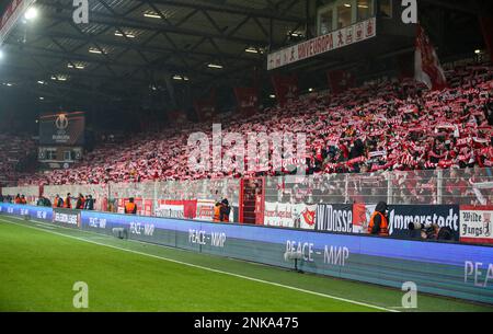 Berlin, Deutschland. 23. Februar 2023. Fußball: Europa League, 1. FC Union Berlin - Ajax Amsterdam, K.O.-Runde, mittlere Runde, zweite Beine, an der Alten Försterei. Die Fans der Union Berlin stehen im Stadion mit Flaggen. Kredit: Andreas Gora/dpa/Alamy Live News Stockfoto